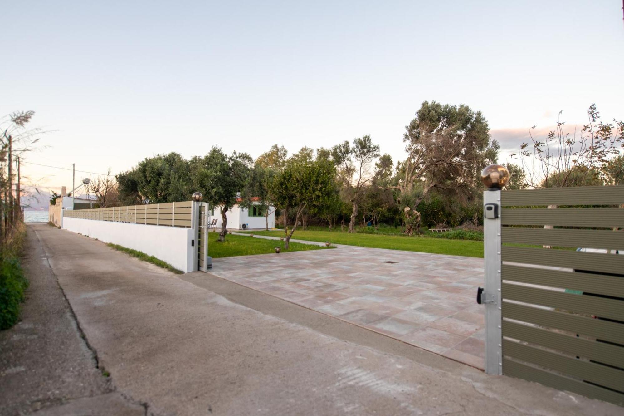 House By The Sea Aigio Exterior foto