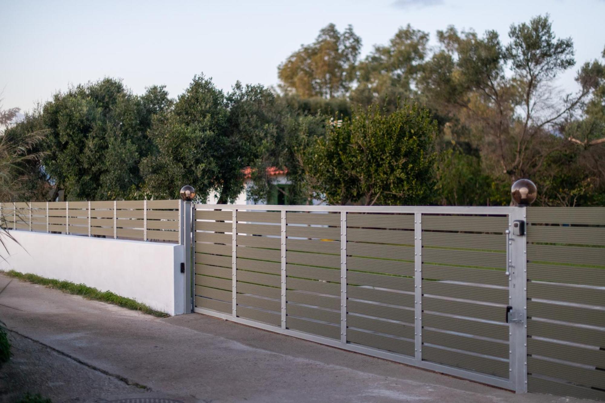 House By The Sea Aigio Exterior foto
